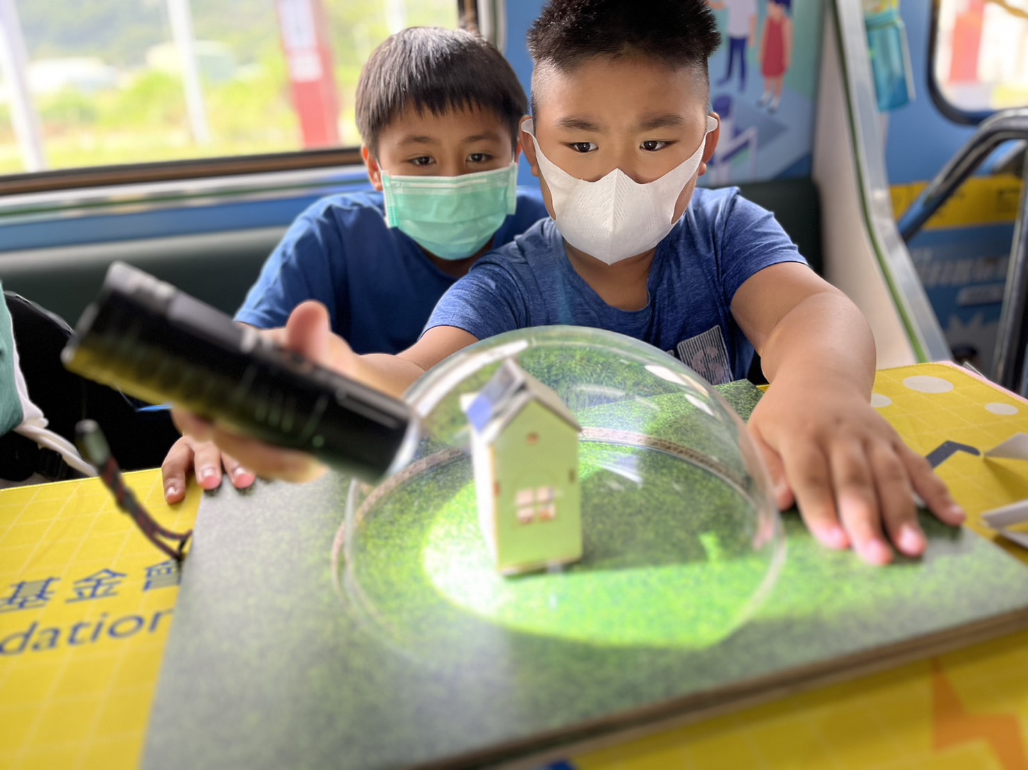友達參與基礎科學主題車廂，以STEAM教學精神，設計「逐日科學家」、「太陽能工程師」以及「淨零建築師」三大能源科普課程和實驗