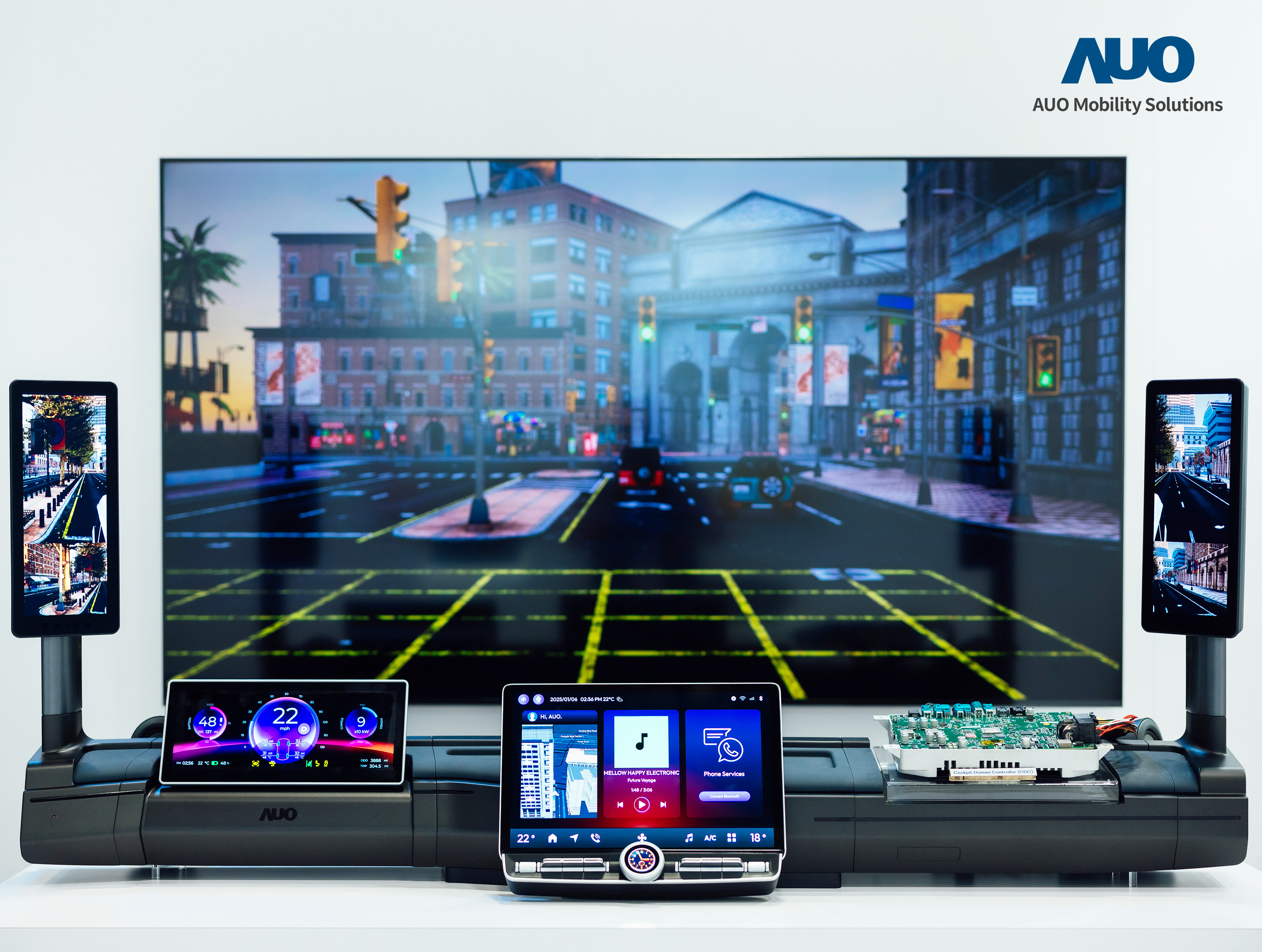 友達智慧移動推出智慧座艙域控平台，支援CDC、分區架構並整合AI運算模組，提供智慧體感與座艙互動功能，驅動個人化座艙功能全面升級。