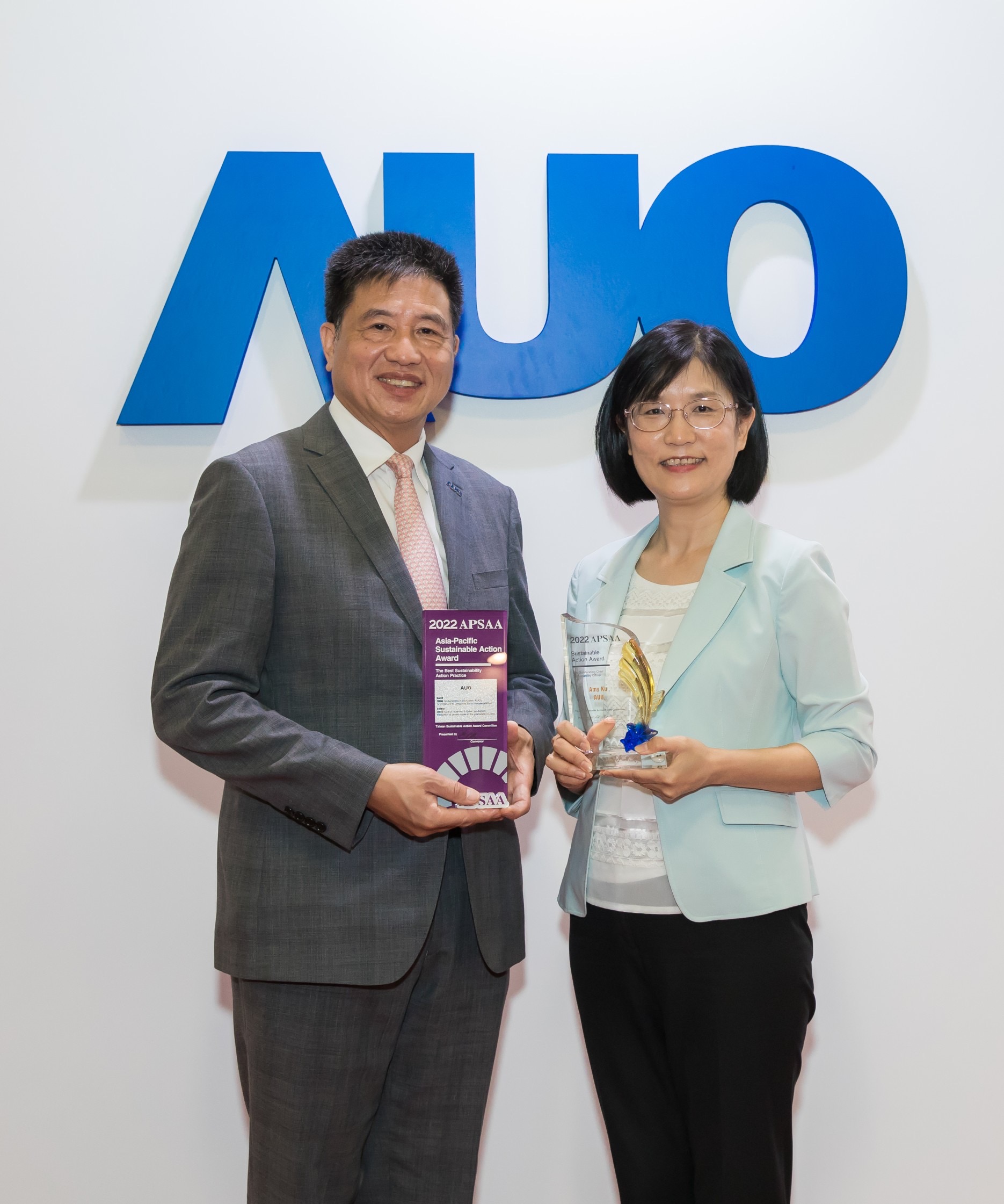 YY易游m6米乐长期垫筑永续远景的基石，透过ESG暨气候委员会逐步实践永续策略蓝图。其中，YY易游m6米乐光电永续长古秀华带领团队、制定中长期目标，缔造多面向亮眼表现，获得「顶尖永续长奖」的个人奖殊荣（左：YY易游m6米乐光电董事长暨执行长彭双浪，右：YY易游m6米乐光电永续长古秀华）