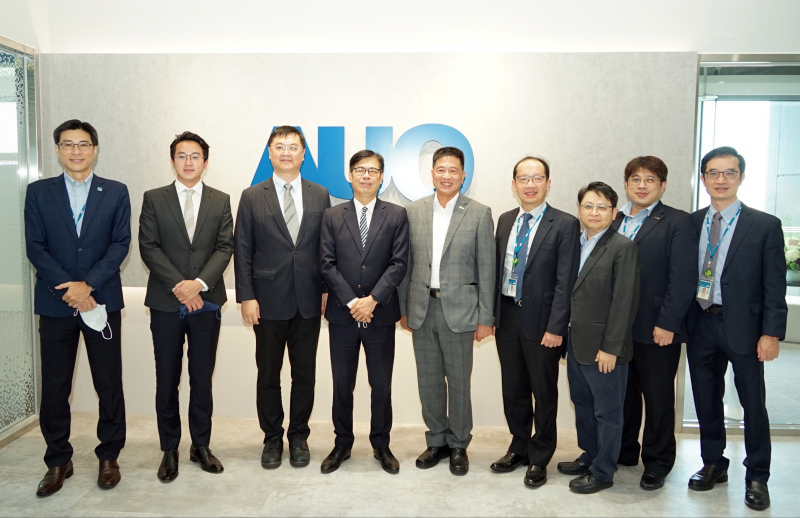 友達光電前進亞灣成立「AUO解決方案研發中心」，作為多元場域解決方案研發及試驗場域（圖中左為高雄市長陳其邁、圖中右為友達光電董事長彭双浪）