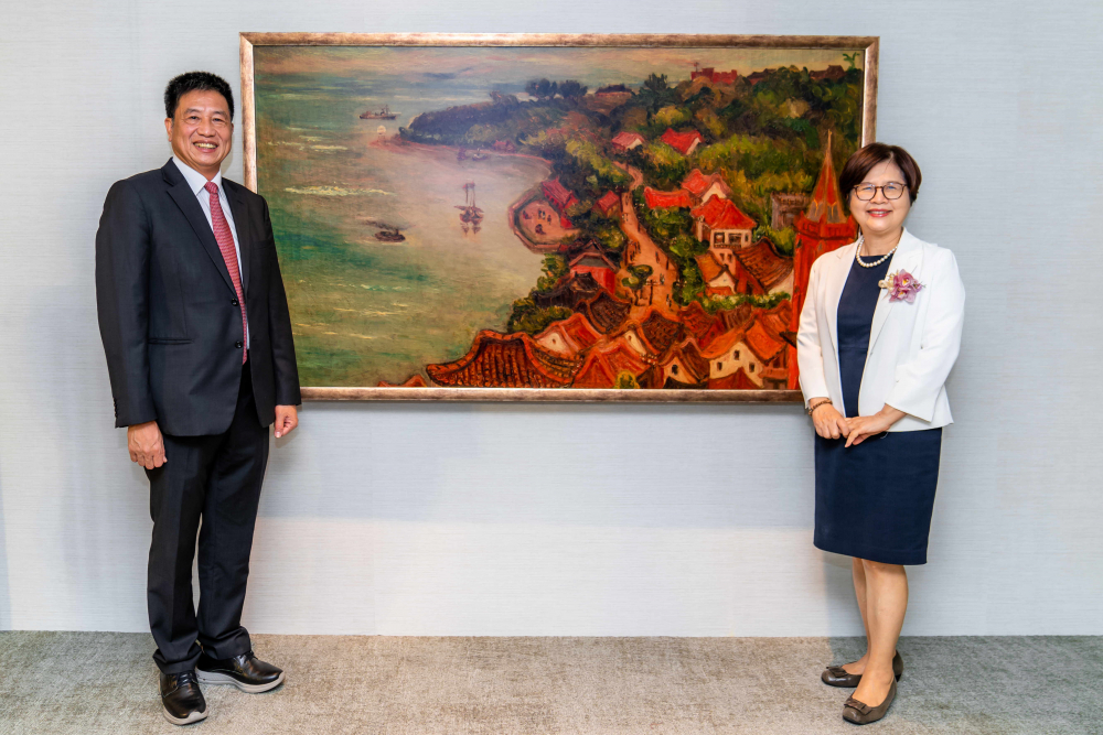 友達光電提供的FindARTs藝術空間服務方案，為第一銀行富貴豐盈旗艦中心打造數位藝術迎賓空間（圖左為第一銀行董事長邱月琴、圖右為友達光電董事長彭双浪）