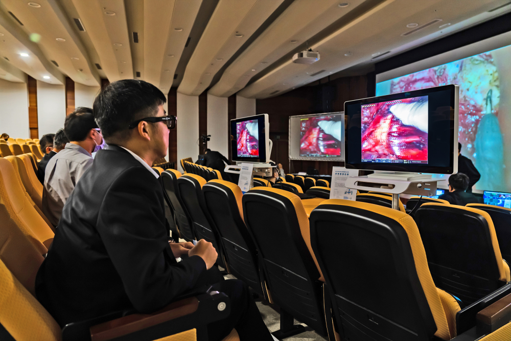 達擎之「達文西外接3D影像解決方案」，將達文西手術機器手臂的3D影像即時連線轉播，在會議室觀摩的醫師們只要戴上偏光眼鏡，就能與執刀醫師看到同步的3D立體影像，如臨操作台現場，縮短達文西手術的學習曲線
