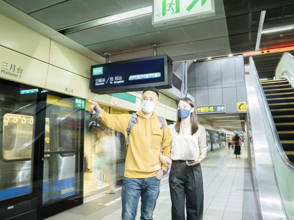 友達旗下達擎之客製化TARTAN顯示器，於台北捷運中山站亮相。以獨特長條型比例與高畫質特色，為台北捷運站帶來嶄新的都會車站風貌