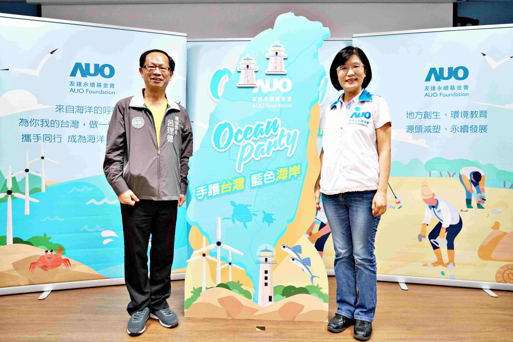 友達光電永續長古秀華（右）與桃園市環保局局長呂理德（左）進行海岸線認養儀式，簽署於象徵藍色宣言的海岸永續燈塔上，承諾以實際行動與環境教育方式，投入桃園海岸線守護行列