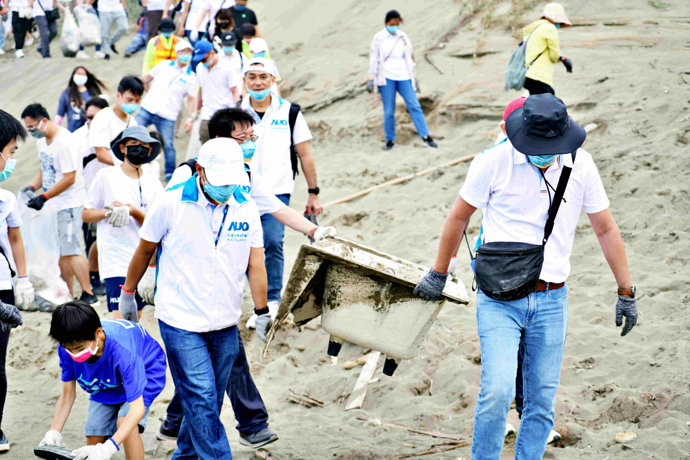 友達永續基金會2022 Ocean Party活動，與桃園市政府環保局、海湧工作室、觀音樹林里社區多方合作，一同手護台灣藍色海岸