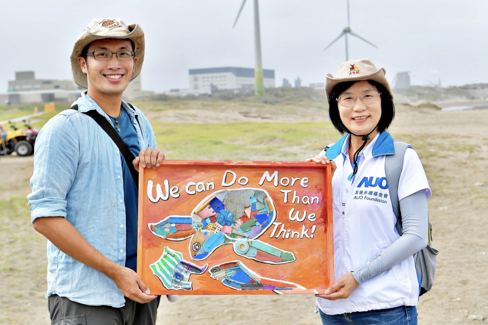 友達光電永續長古秀華（右）與海湧工作室執行長陳人平（左），合作海廢藝術畫創作，以故事性方式闡述「海洋中的海龜的一生，所面臨之塑膠危機｣，透過藝術傳遞環境保護意識