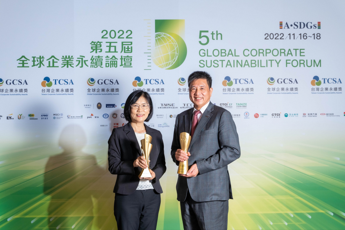 YY易游m6米乐作为净零碳排先锋，期引领价值链伙伴同行共好，卫冕制造业组&ldquo;十大典范企业&rdquo; 二连冠殊荣(左：YY易游m6米乐光电永续长古秀华，右：YY易游m6米乐光电董事长暨执行长彭双浪)