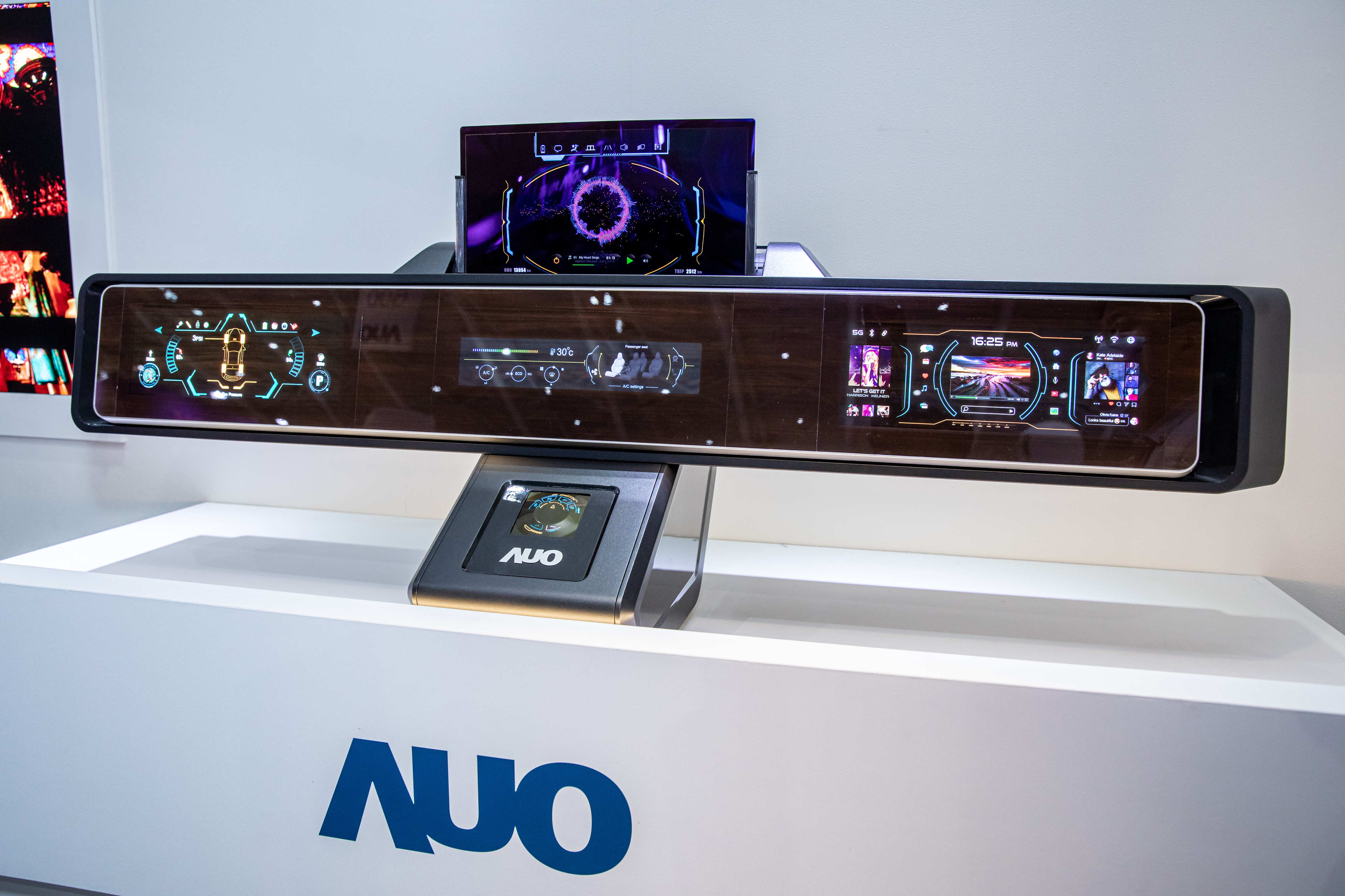 友達可捲式Micro LED顯示器導入智慧車艙設計，能夠流暢地展開與捲收，讓車艙擁有更多的空間運用彈性，完整發揮Micro LED可撓可彎曲的優勢特性