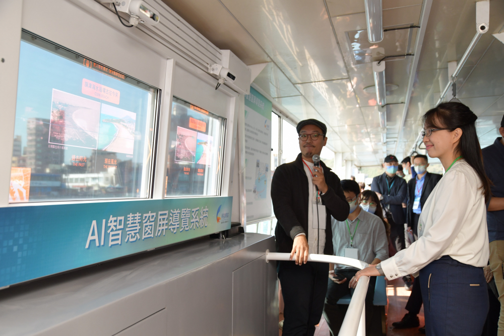 友達整合透明Micro LED智慧窗，透過景物GPS座標定位追蹤乘客視線，可即時在智慧窗提供正確的導覽資訊