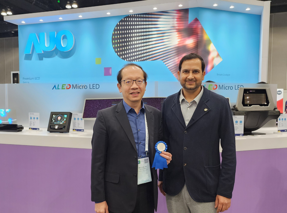 友達光電於2023 SID顯示週，由SID國際資訊顯示學會評選頒發「最佳中型展位獎」。左為友達光電技術長廖唯倫。