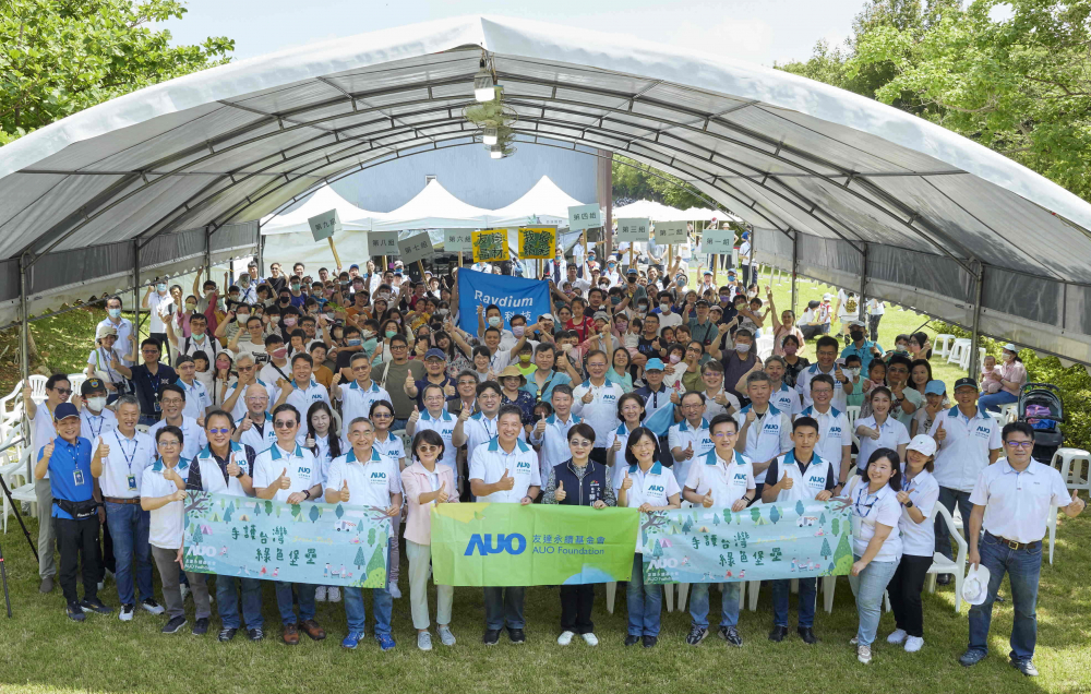 友達永續基金會號召企業志工、在地鄰里、產官學和供應商夥伴齊聚一堂，攜手植樹護樹，以行動實踐對環境友善的承諾