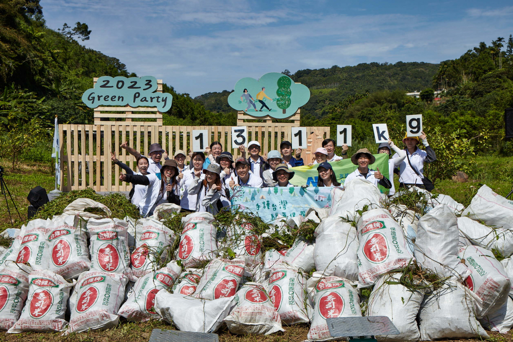 友達集結超過200位志工，攜手移除高達1311公斤的外來入侵種「小花蔓澤蘭」