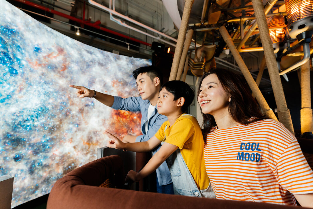 友達打造全台最大寬6公尺、高4公尺、唯一搭載LED弧形拼接顯示屏的動感飛行船，讓乘客駐足在熱氣球上，享受身歷其境的偽出國旅遊樂趣