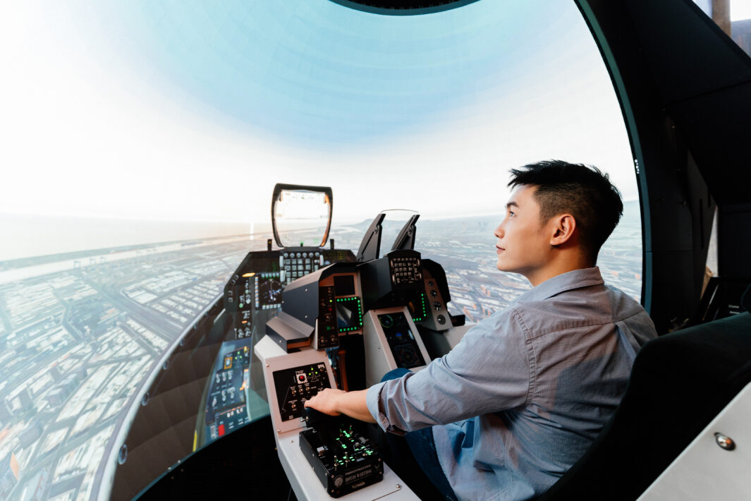 友達以P1.25小間距打造球形LED模擬艙，搭配智崴的精密六軸動態座椅，結合友達專業影像調校技術，呈現擬真模擬飛行場景