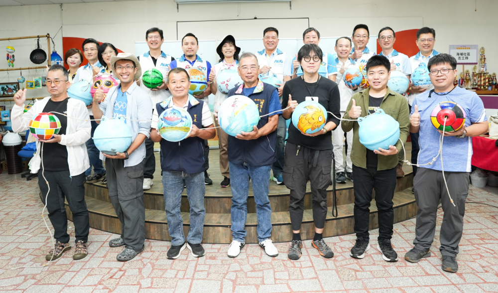 友達光電暨友達永續基金會董事長彭双浪與農業部林業及自然保育署新竹分署夏分署長、供應商夥伴、在地鄰里協會、社企團體，以循環再生的海廢浮球倡議從源頭減廢，為地球移除塑膠垃圾，共同「手」護台灣美麗海岸