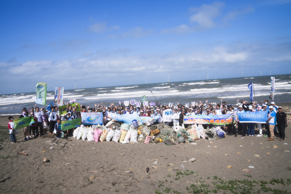 友達永續基金會召集企業志工、產官學和供應商夥伴，在苗栗後龍外埔魚港1340保安林海岸淨攤，齊心協力清除1.2公噸海洋廢棄物，以行動實踐對環境友善的承諾