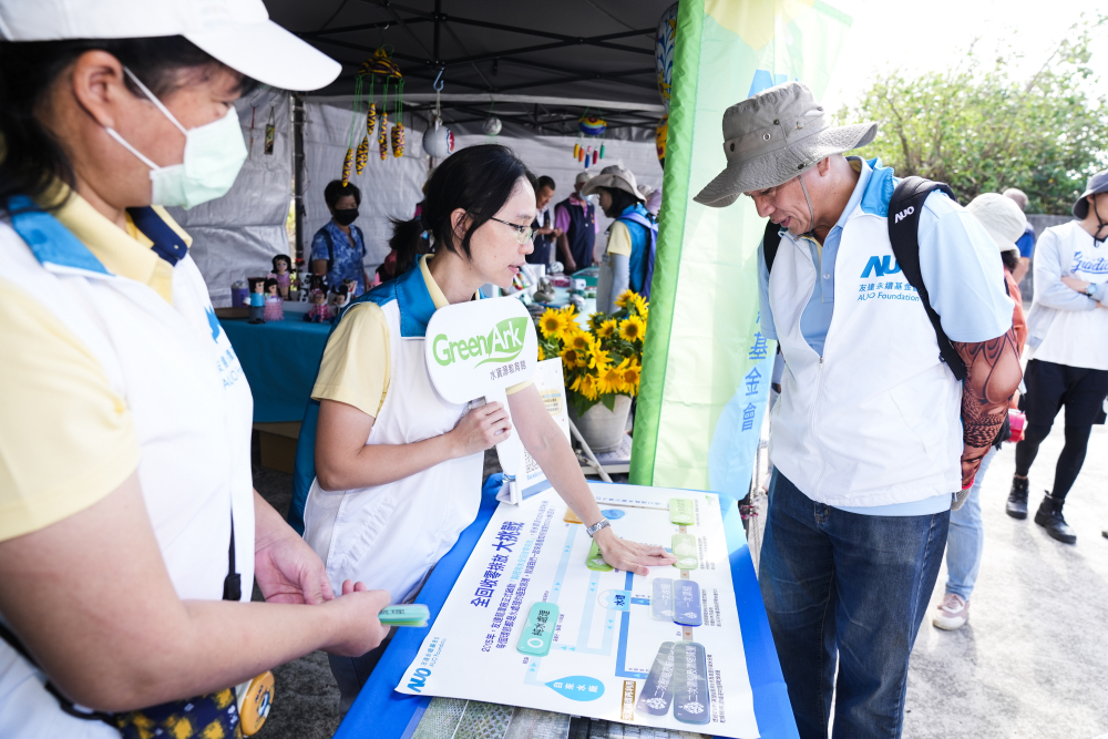 2023年友達永續基金會Ocean Party活動攜手社會企業及地方創生團體，策展食衣行等循環再生環教市集，及電動巴士接駁等低碳活動設計，打造減塑低碳的永續淨灘活動