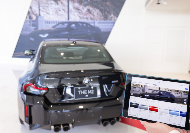 賞車介面即時投放到LED牆上，顧客可即時更換車輛內裝、零件選配與車款配色，提供近乎與實車等比例的沉浸式無死角虛擬賞車體驗