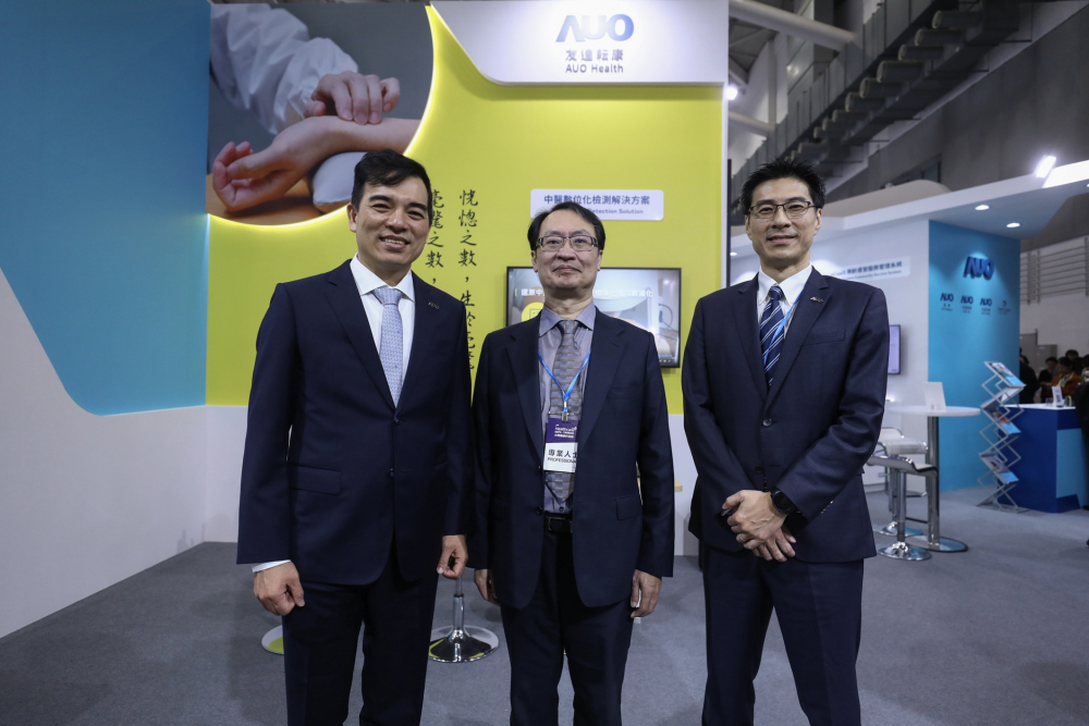 首次於醫療科技展亮相的友達耘康，捐贈數位化檢測設備與研究經費，協助衛福部國家中醫藥研究所打造中醫大數據資料庫。圖由左至右為友達光電執行長暨總經理柯富仁、衛福部國家中醫藥研究所所長蘇奕彰、友達光電智慧醫療事業群總經理廖世宏