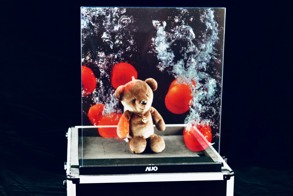 友達以次世代Micro LED顯示技術打造之透明顯示器，具備高穿透、低繞射、高亮度、可拼接之特性，可廣泛應用於智慧移動、零售、育樂和醫療等多元場域