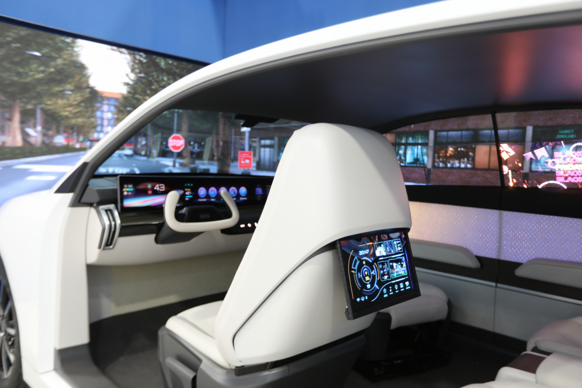 YY易游m6米乐的「可卷式后座娱乐显示器」加强后座乘客的感官体验，并保有个性化设计，可依使用偏好进行动态调整。