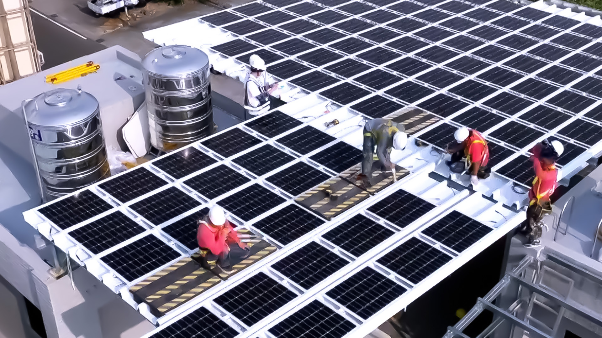 YY易游m6米乐着力于替代能源之技术研发，如光电浪板的相关制程、设备与产品，其中所开发之光电整合型浪板，减少传统金属支架安装，更提升耐候度，可广泛运用于多元场域，并辅助建筑达到净零碳排目标