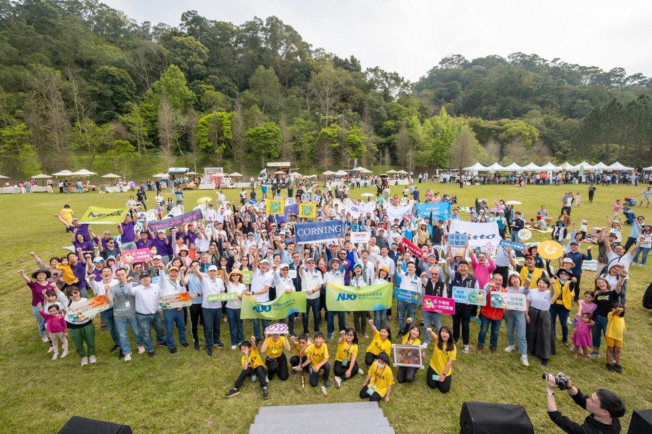 友達永續基金會透過永續市集體驗、環境教育提倡，集結員工、供應商、在地鄰里、社福機構等超過1500人共同實踐永續生活