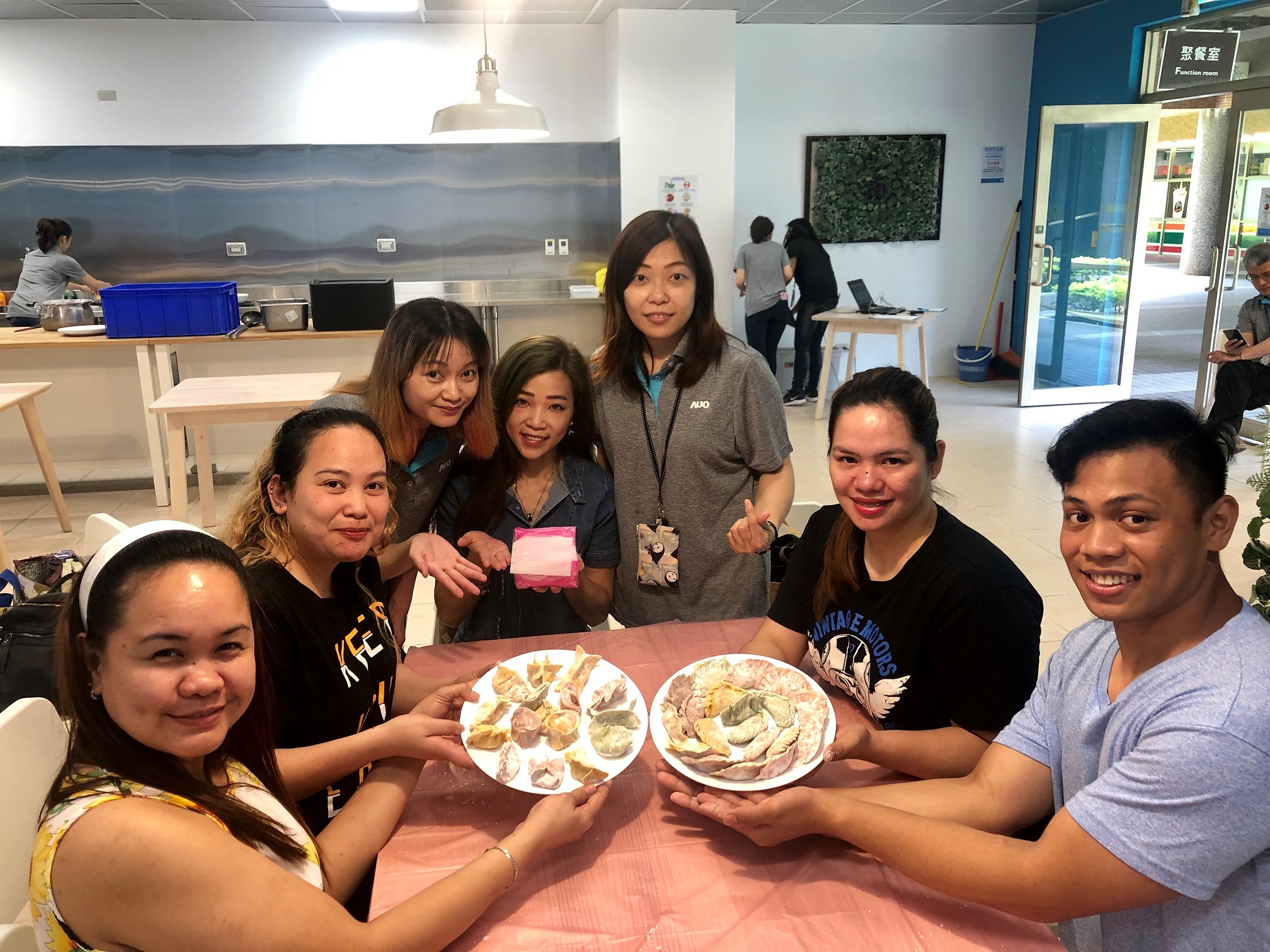 友達將DEI理念貫徹到企業文化和實踐，舉辦如台菲廚藝交流等活動，讓同仁了解彼此文化差異、培養情感