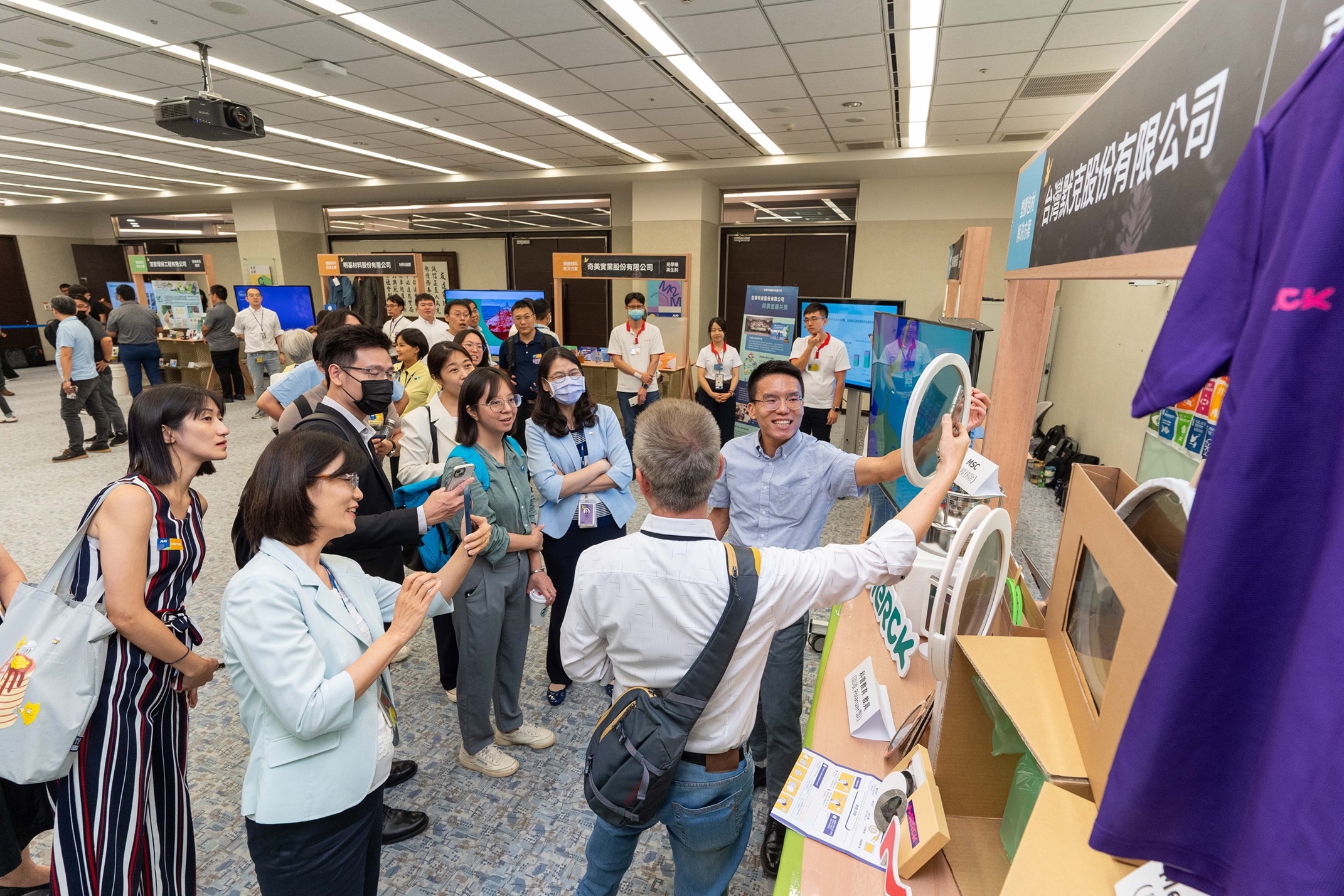 YY易游m6米乐连手产业伙伴策划首届生态圈联展，展示如何将废塑料循环再利用，创新解决方案包括：塑料包材再生与循环使用、再生塑料研发及应用、废塑料回收再生技术、减塑生活提案等