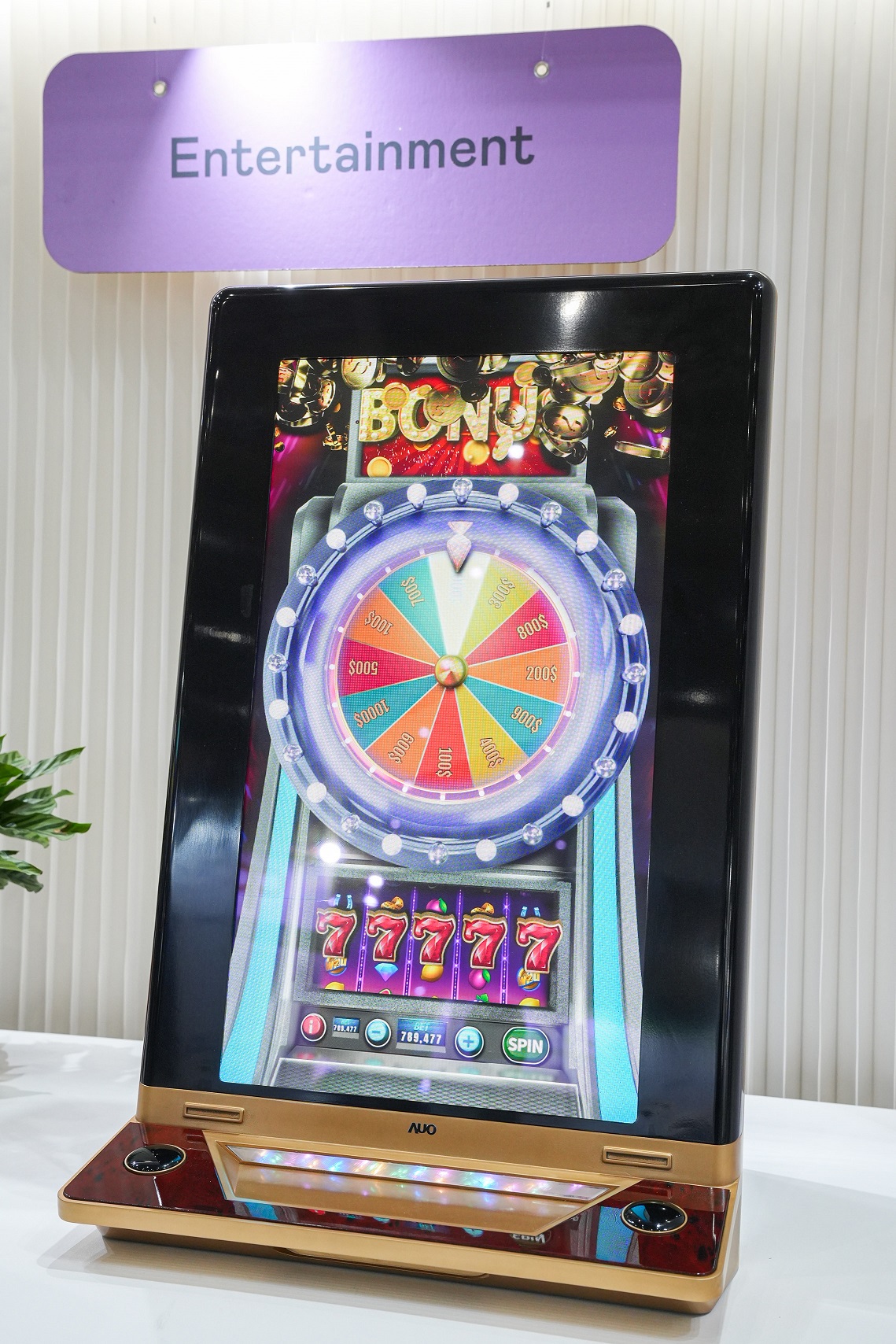 友達30吋真實立體效果顯示器，採用上層Micro LED和下層先進抗反光技術A.R.T.（Advanced Reflectionless Technology）LCD顯示技術整合，引領3D顯示技術革新浪潮