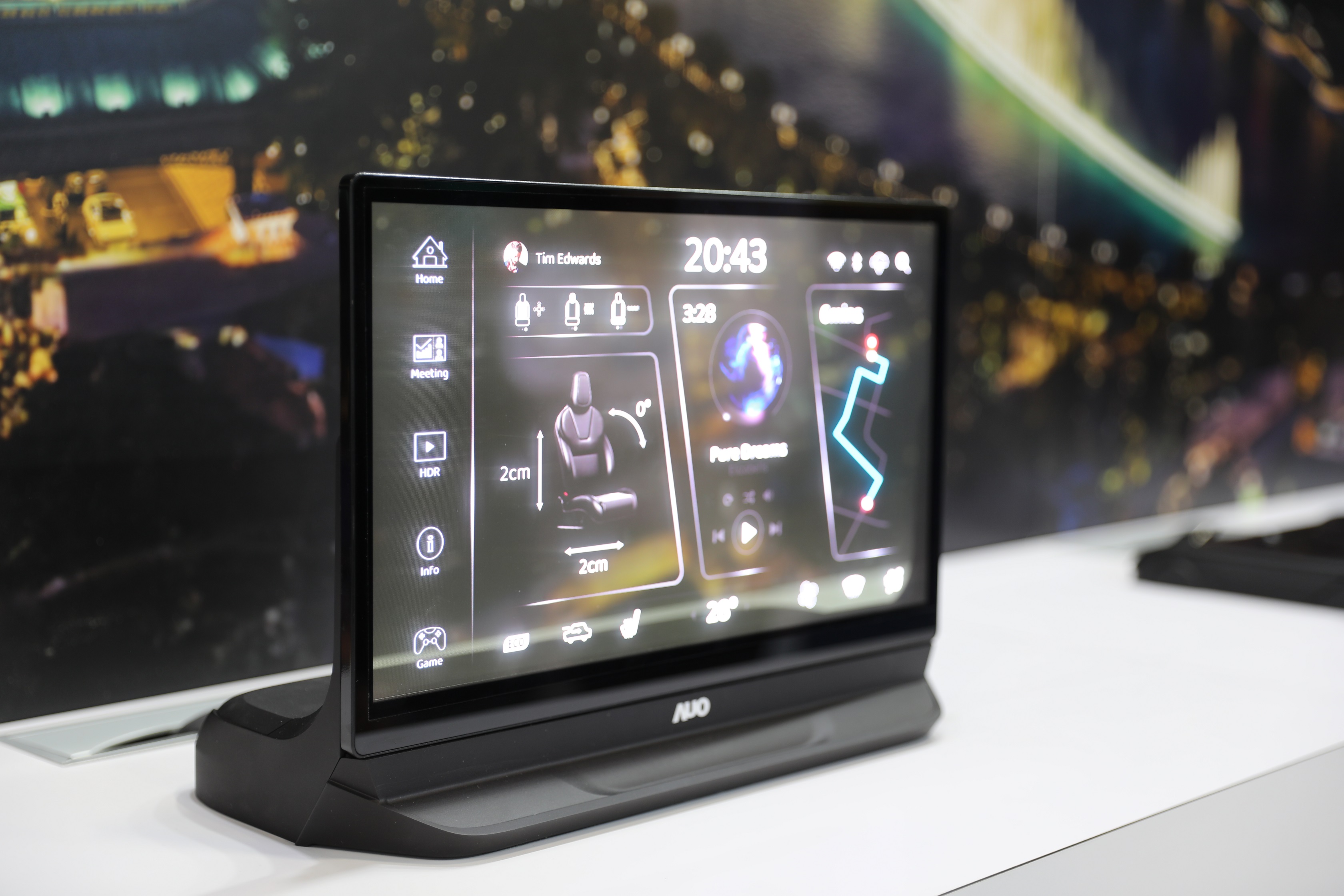 友達將Micro LED透明顯示技術整合黑切換技術的解決方案，釋放強大的技術自主開發能力，跨越室內外應用界限，開創業界第一台17.3吋快速黑切換透明觸控Micro LED顯示器