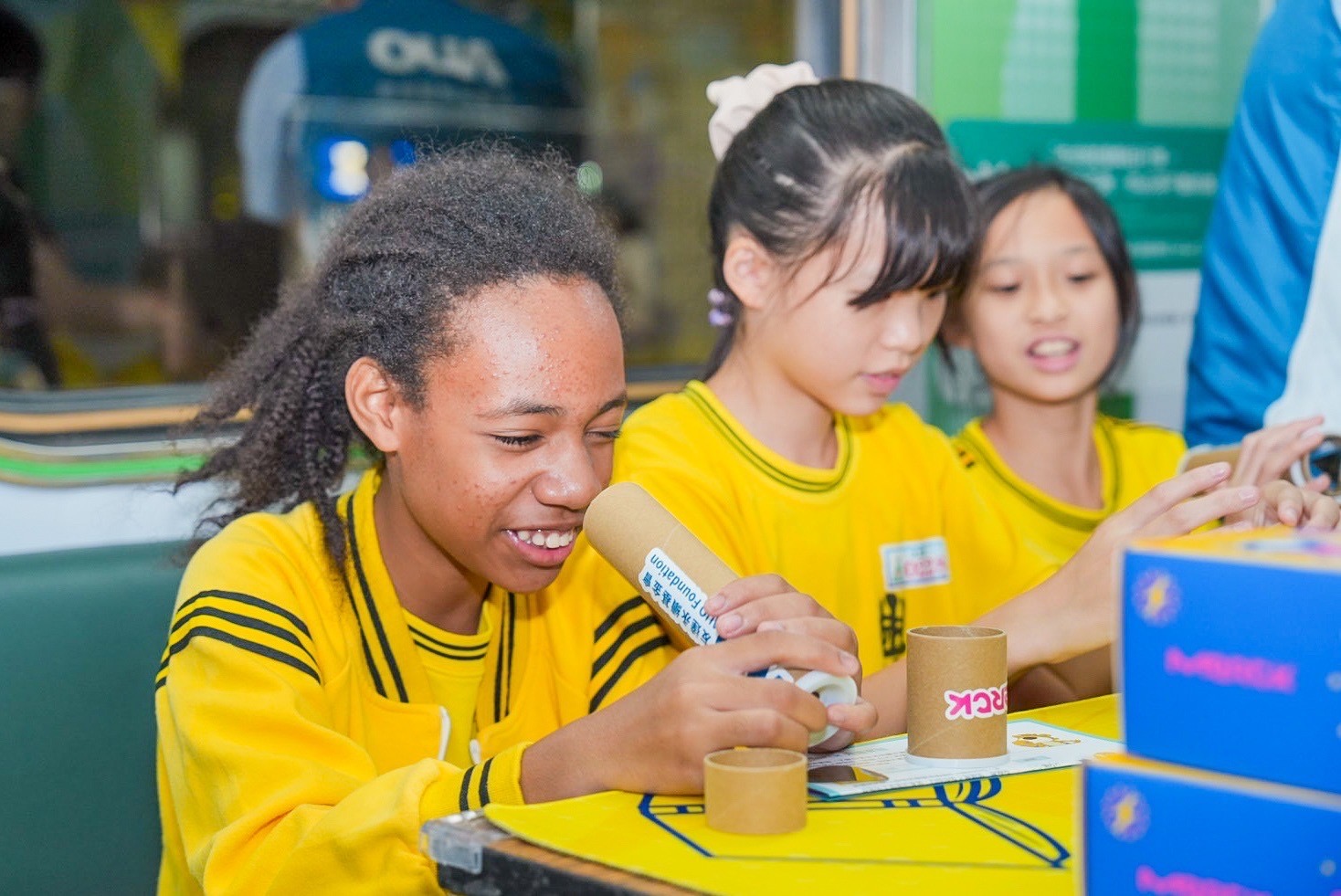 友達與默克分別回收不再使用的偏光片及液晶顯示模組，設計光電課程「玩轉光與闇」，讓學生們親手製作偏光萬花筒與簡易液晶顯示器，實踐循環再生的永續理念