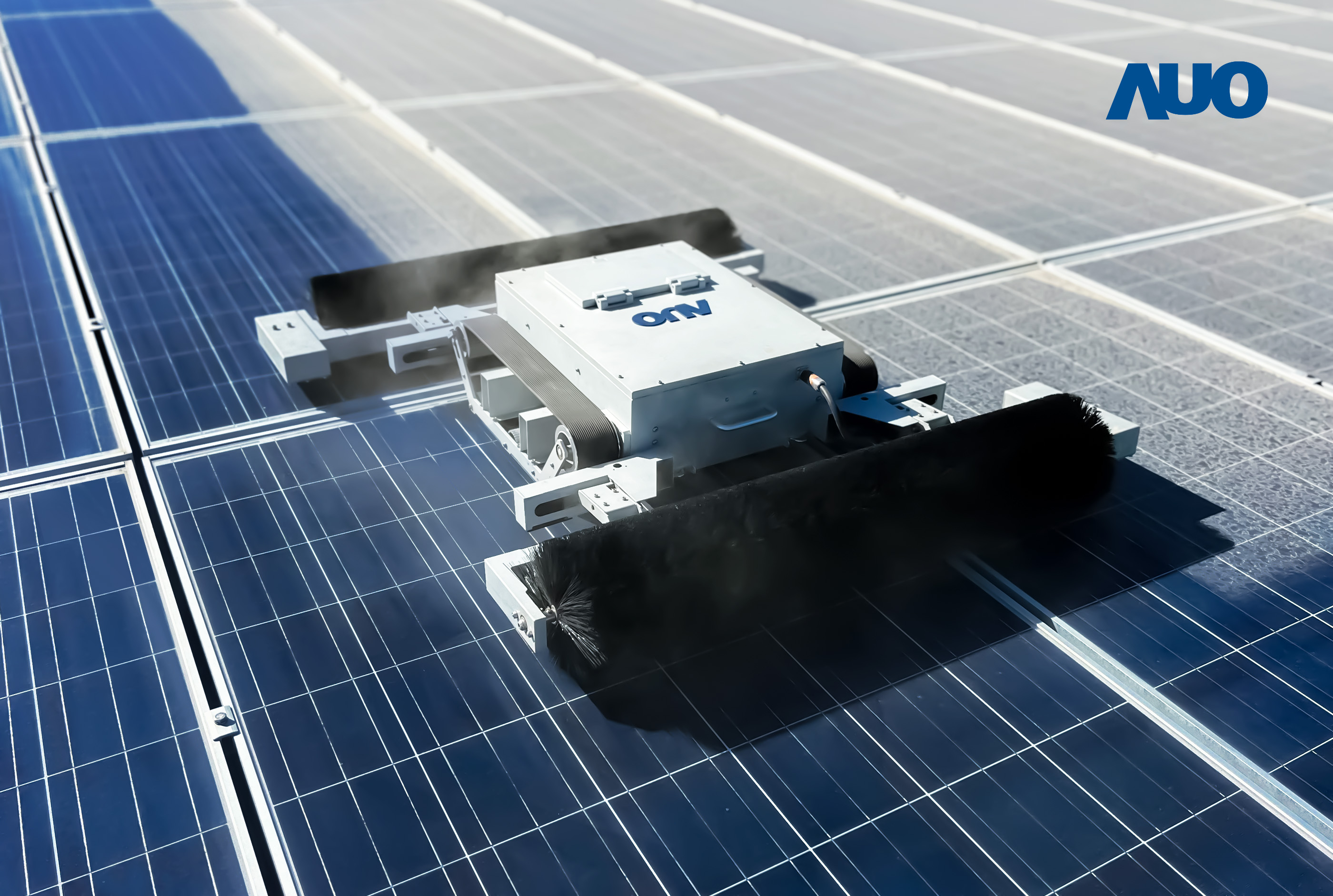 友達「太陽能模組清潔機器人SunCleanBots」，具輕量化、智慧化與高效率優勢，搭載全自動導航清潔模式，已應用於多個太陽能電廠場域，大幅提升太陽能模組使用壽命與效能並降低人力成本，獲台灣精品銀質獎