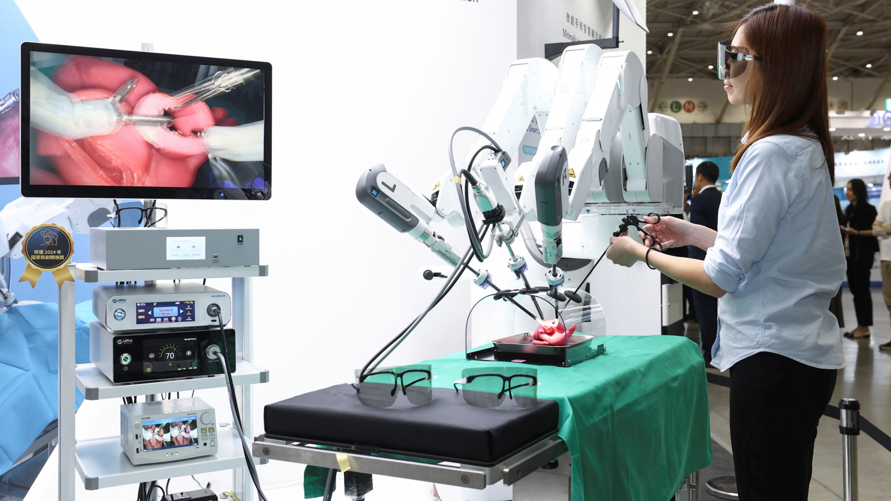 達擎寬視角3D醫療顯示器可應用於機器人手術即時3D解決方案，提供醫療團隊即時、同步的3D手術影像，提升溝通效率與手術安全性