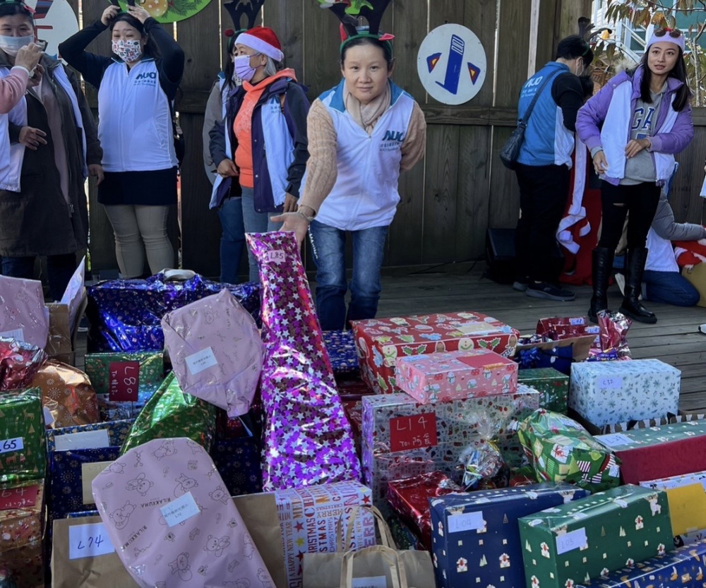 友達永續基金會「圓夢列車」年年迴響熱烈，認捐同仁精心挑選禮物、巧手包裝，整理成隊後，將祝福一一打包送出