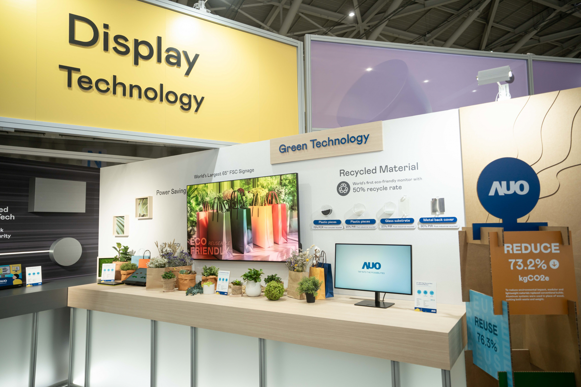 友達Touch Taiwan 2025雙展位再度獲etouch 綠色裝潢設計獎肯定；智慧顯示展位以鋁製模組系統取代傳統木作施作，並在相關裝潢物與設計使用可回收、可重複使用的材料，體現低碳與循環精神。