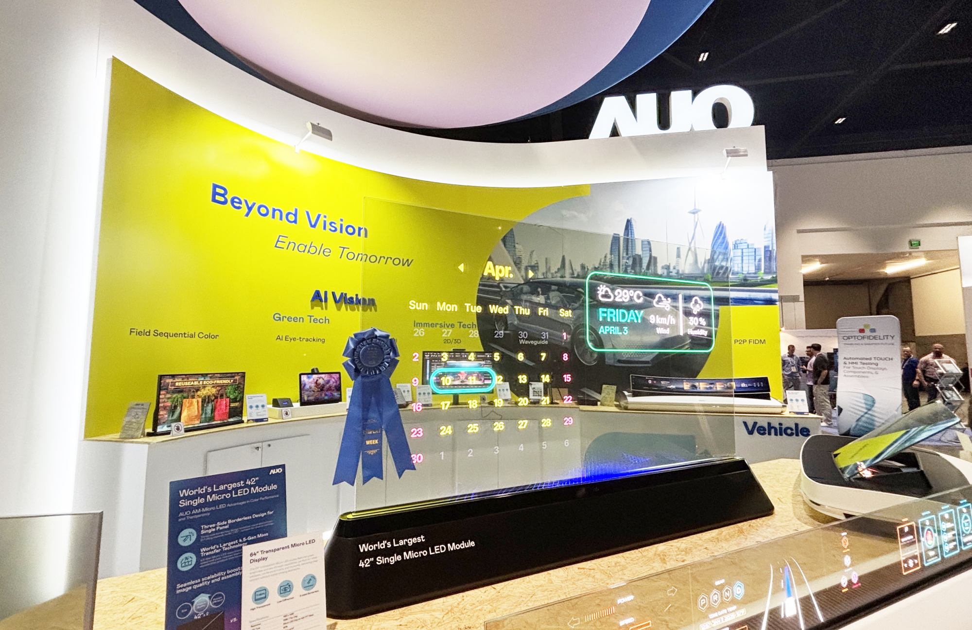 YY易游m6米乐64吋透明Micro LED显示器获〝最佳Micro LED技术应用奖〞，其绝妙的透明穿透特性，同时具备1,000 nits的高亮度表现，并透过精细的无缝拼接延伸，可依需求灵活应用于多元场域，展现出Micro LED显示技术划时空的无限潜力