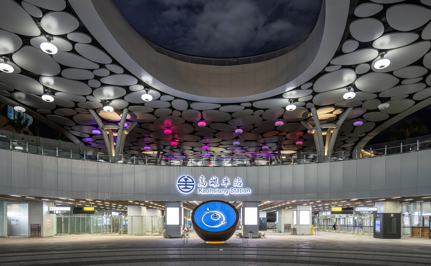 創利空間參與《高雄車站共感空間》公共藝術計畫，擔任視覺科技整合夥伴。於「看時間」天文鐘作品中提供技術指導，整合圓形LED鐘面與鐘體結構，在時間、天象星盤與空間氛圍間生動展演