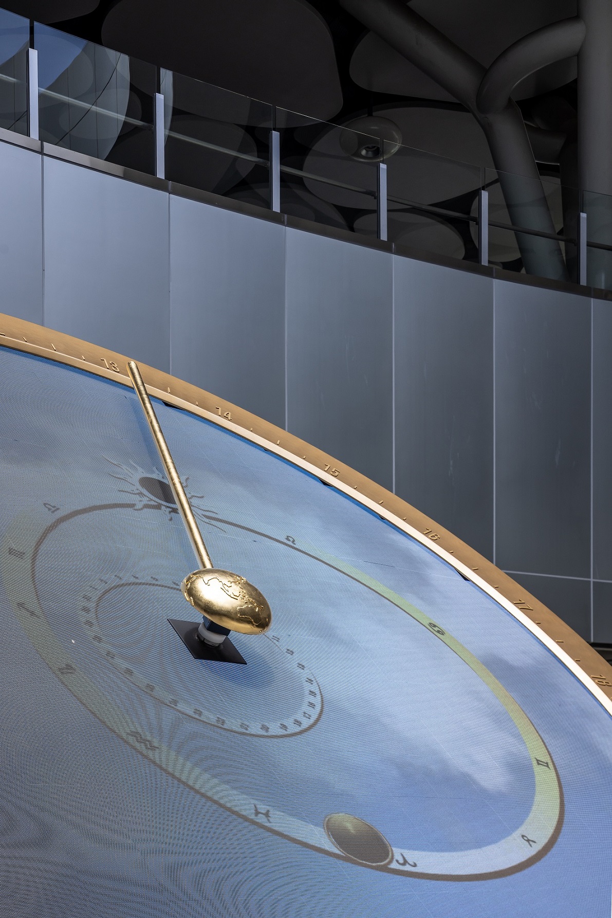 創利空間參與《高雄車站共感空間》公共藝術計畫，擔任視覺科技整合夥伴。於「看時間」天文鐘作品中提供技術指導，整合圓形LED鐘面與鐘體結構，在時間、天象星盤與空間氛圍間生動展演