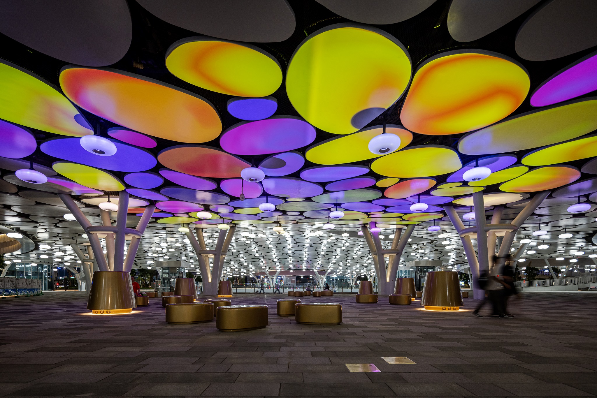 於「染色彩」作品中，創利空間協助藝術團隊將高雄車站天棚2700片鋁製雲朵染上繽紛色彩，從設備設定、光影軟體串接到現場調校，確保光線準確落在雲朵表面，展現層次與意境