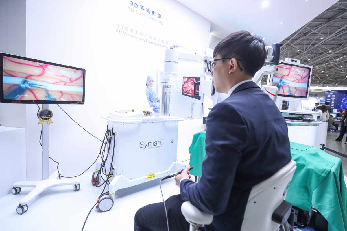 达擎推出〝3D显微手术影像解决方案〞，将3D影像技术从腹腔内视镜手术延伸至神经、血管、淋巴等高难度显微手术，提供超清晰立体视野，协助医疗团队在复杂手术中完成精准细腻操作。