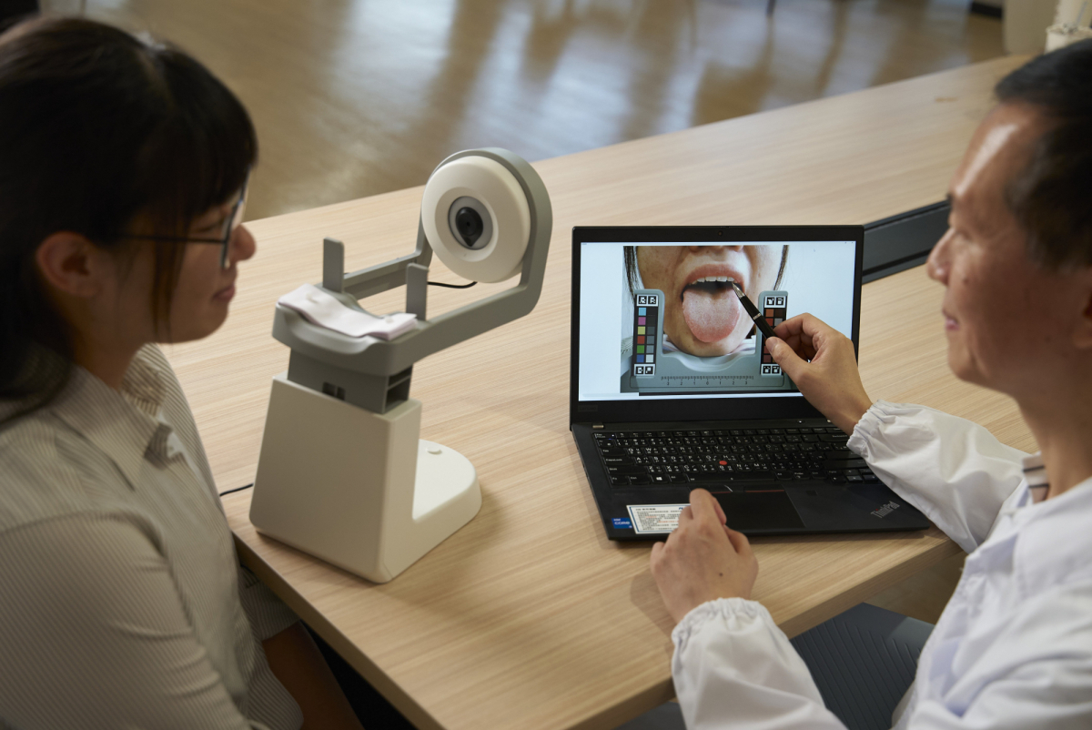 友達耘康的「舌象辨識軟體」則運用AI與大數據技術，可快速辨識舌色、舌形、苔色、苔質等特徵，顯著提升舌象辨識效率，優化檢測流程。