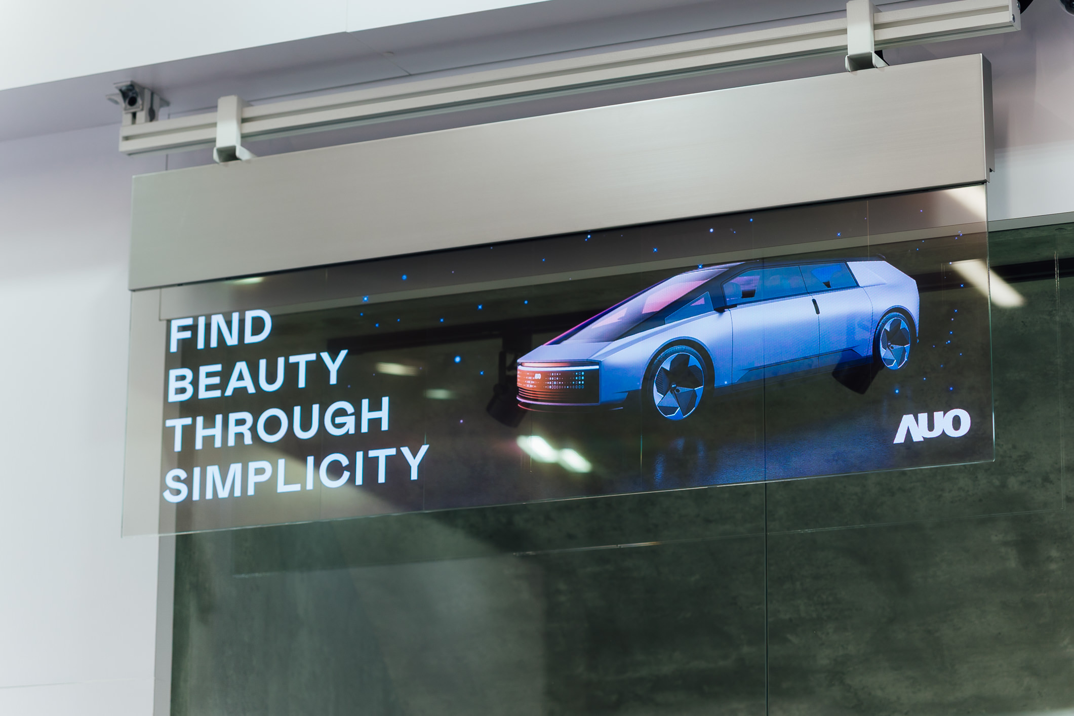 具备高亮度透明感的54吋透明Micro LED智慧广告牌，可无限拼接不同尺寸，营造出兼具科技感与美学的沉浸式氛围，适用于旗舰店、展演空间等多元场域。