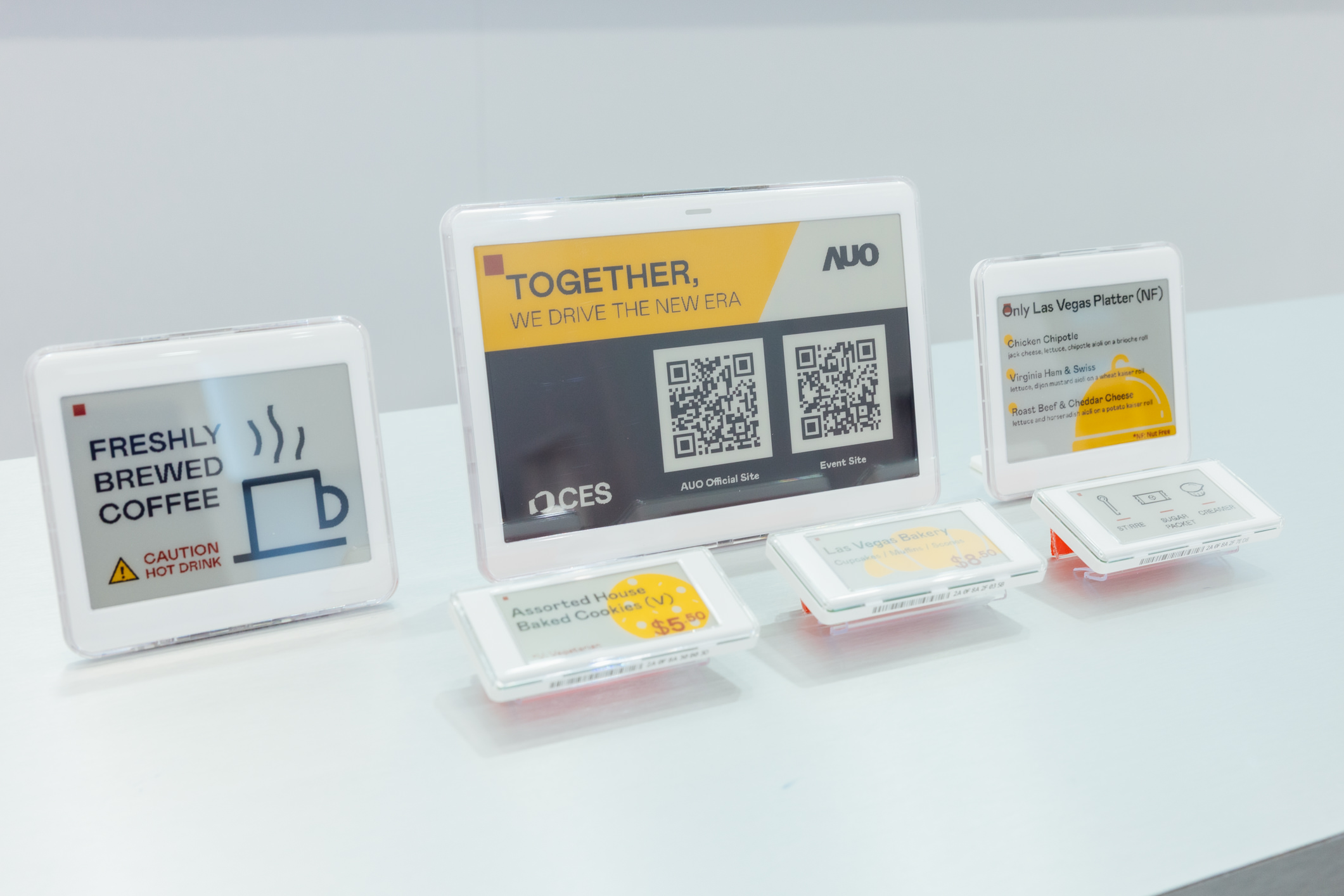 达擎开发的低功耗、全彩的aecoPost电子纸解决方案，仅在更新画面时需要微量的电力驱动，无需布建电线的便捷设计，使其可灵活应用、弹性选择置放处；可搭配aecoTag电子货架卷标解决方案，驱动商店内所有数字广告牌和电子货架卷标，以远程控制实现动态变价，提升门市人员作业效率，并以无纸化落实永续经营目标。