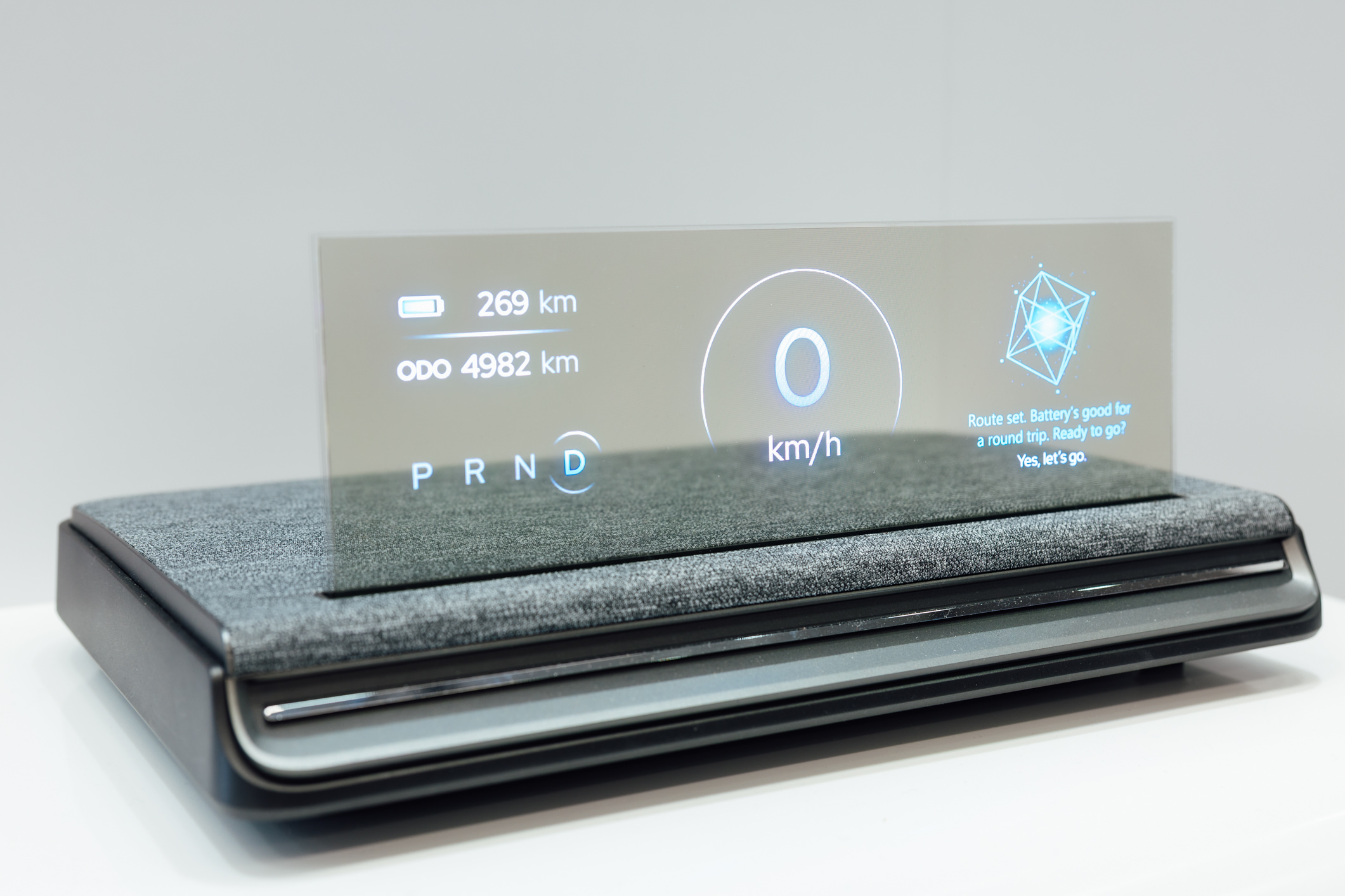 全球首款Aero Module透明Micro LED显示器模块外观轻盈通透，可与数字内容完美融合，提供动态显示、先进控制、个人化沉浸感受。