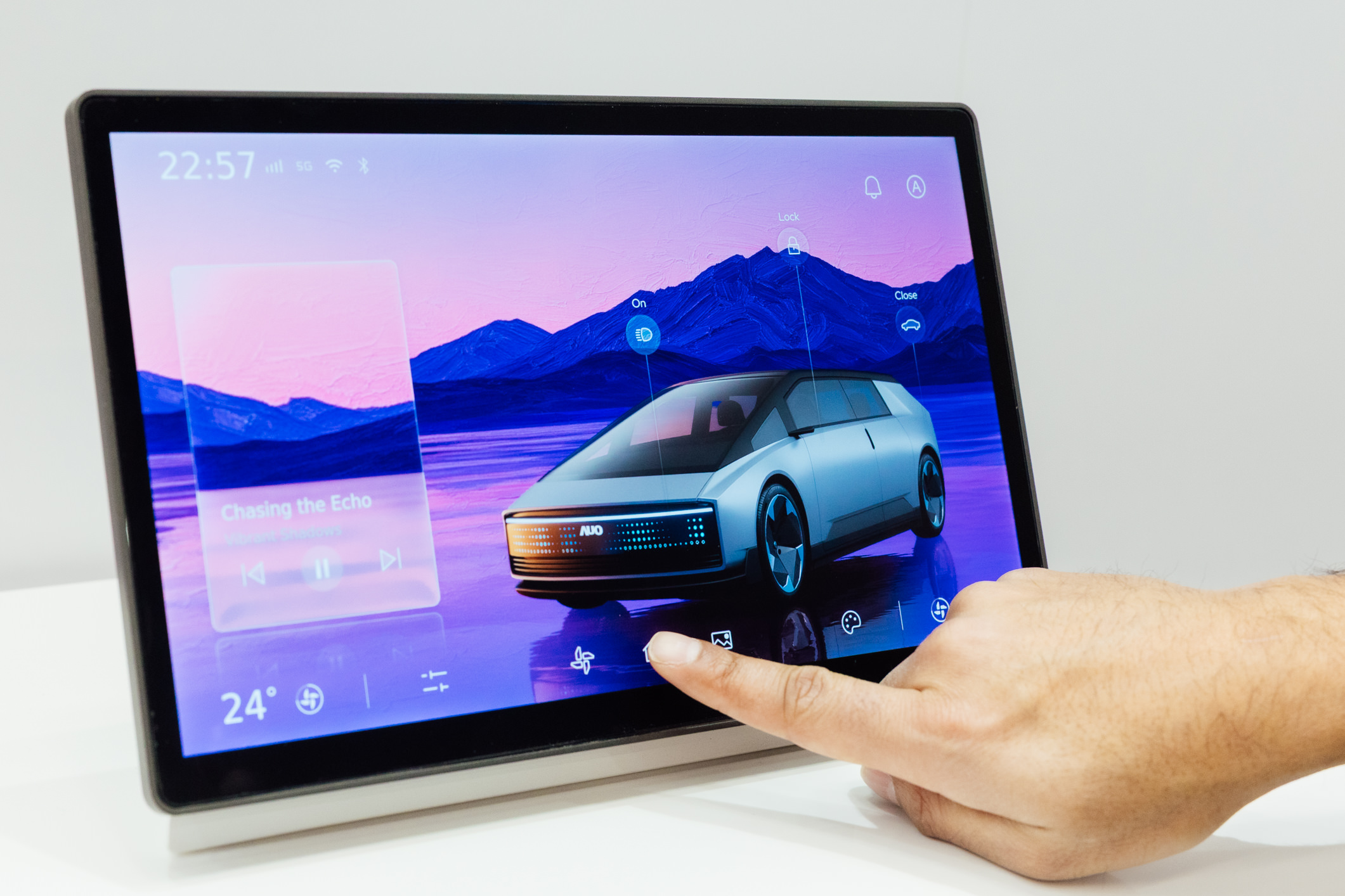 将先进抗反光技术导入于CID中控台呈现全时可视效果，并支持与座舱环境完美融合，带来清晰且不干扰的驾驶与座舱操作体验，兼容座舱质感与行车安全。