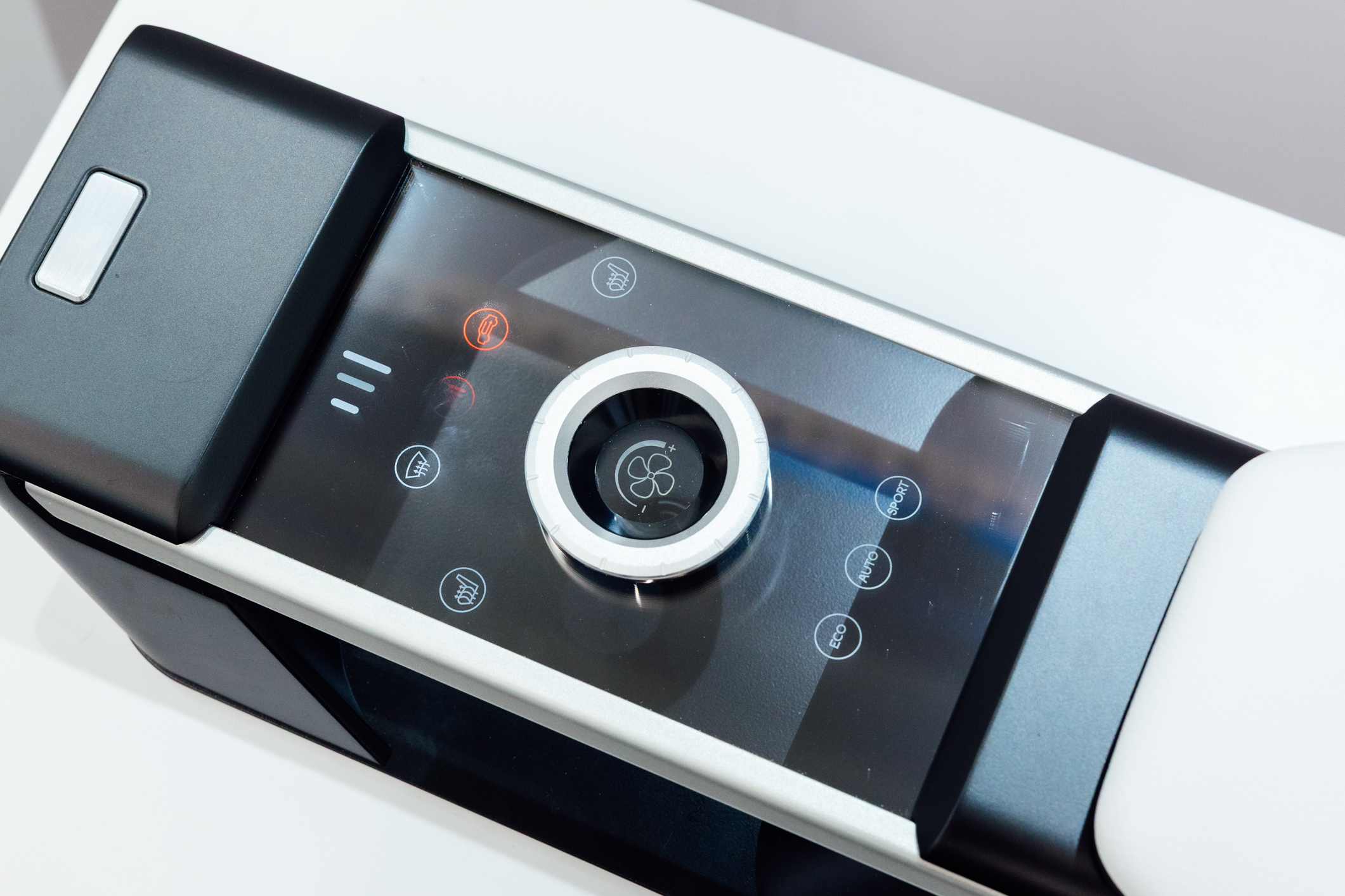 以极简设计打造的CrystalSense Console，为中央扶手区带来创新突破，将功能隐藏于简约的外观中，并采用悬浮式旋钮搭配玻璃面板与主动触觉回馈，仅在操作时才显现功能选单，提供直觉且可自定义的互动体验。